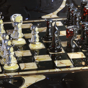 Гарнитур для игры в шахматы "Лувр" с янтарной инкрустацией